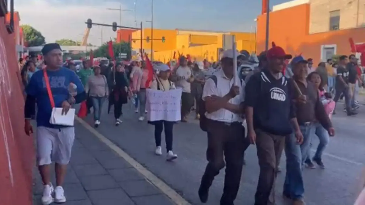 Integrantes de la organización Antorcha Campesina se manifiestan